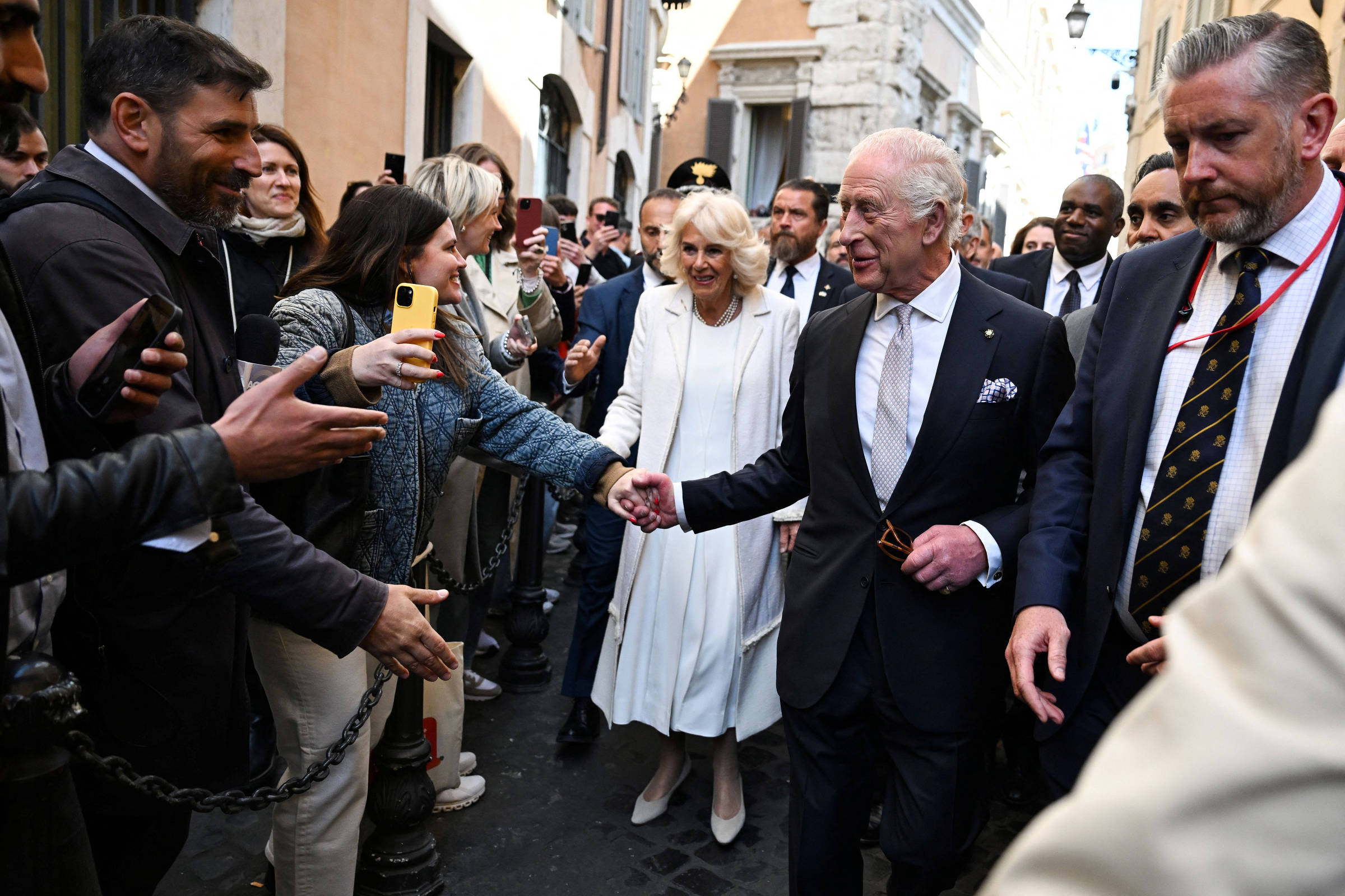 Rei Charles 3º faz visita ao papa Francisco no Vaticano - 09/04/2025 - Mundo