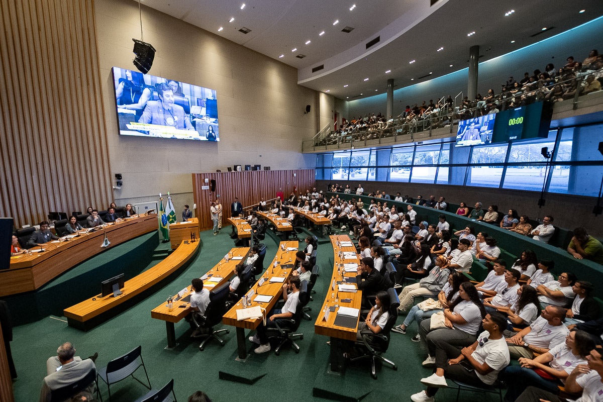 Parlamento Jovem encerra participação: alunos de 10 escolas conquistam direitos via legislação