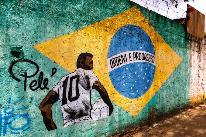 A Copa começou, e o brasileiro já entrou no modo sofá, barzinho e opinião de técnico
